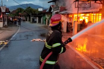 Kebakaran hanguskan tujuh bangunan di Padang