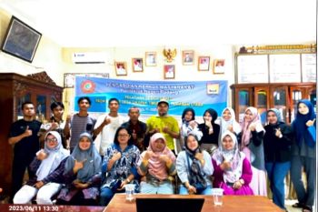 Dosen PNP latih perangkat Desa Sikapak Timur buat desain grafis