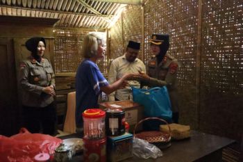 Polres Kulon Progo bagikan paket sembako kepada warga kurang mampu di Kalirejo