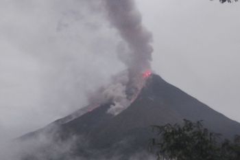 Pos PGA: Guguran lava Karangetang mengarah ke tiga sungai