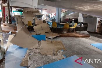 Waduh, plafon gedung Transmart Pangkalpinang roboh