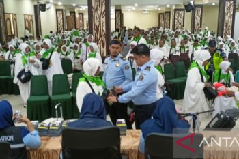 Jamaah calon haji gelombang II Bulukumba Sulsel masuk asrama haji Makassar