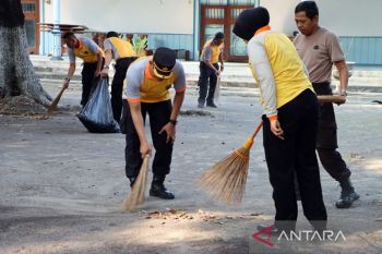 Sambut HUT Bhayangkara, Polresta Surakarta gelar bersih-bersih cagar budaya