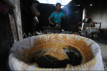 Produksi kecap tradisional di Klaten