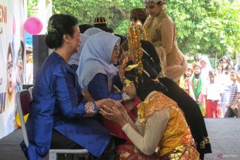 Tradisi sungkeman saat Lebaran, ini hukumnya dalam Islam