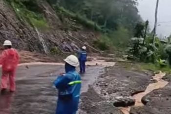 Jalan Trans Sulawesi poros Mamuju-Majene tertutup longsor
