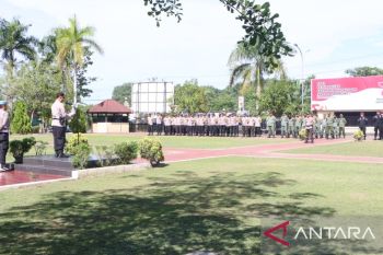 Polisi menggelar apel SatKamling percepat revitalisasi di Kendari