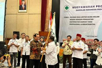 Pengukuhan Gakeslab Riau, distributor daerah penting untuk rantai pasok alkes dalam negeri
