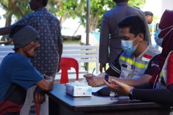 Polda Sulawesi Barat menggelar pelayanan kesehatan bagi warga Pulau Ambo
