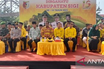 Pemkab Sigi berikan beasiswa pendidikan bagi warga kurang mampu
