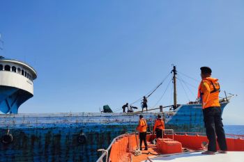 Kapal tujuan Jawa Timur terdampar di perairan utara Lombok