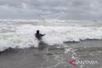 Gelombang tinggi capai 5 meter, Nelayan di Pantai Selatan Cianjur diimbau berhenti melaut