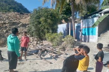 Rumah penduduk di Takari tertimbun tanah longsor
