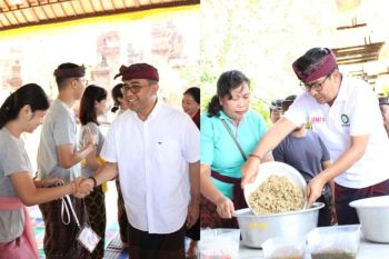 Calon pengantin Hindu di Denpasar dilatih "ngayah" banjar