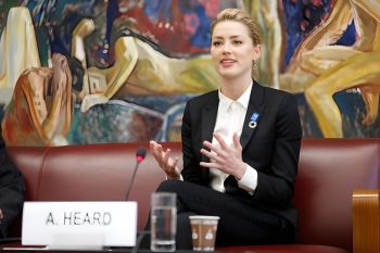 Amber Heard tampil lagi ke publik di penayangan perdana filmnya