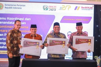 Bupati Pesisir Selatan hadiri penandatanganan komitmen bersama dan penyerahan simbolis KUR di sektor pertanian