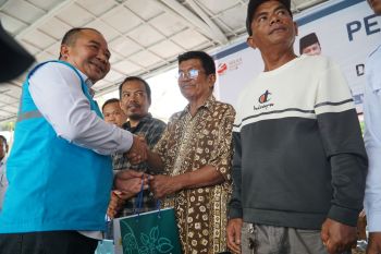 PLN dan Pemkot Batam serahkan 1.176 paket sembako untuk nelayan tradisional