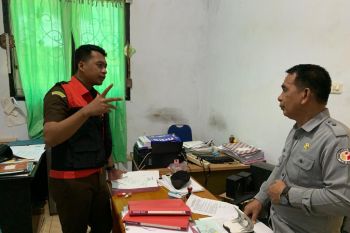 Kejati Sulteng sita sejumlah dokumen dari penggeledahan di Kantor Bawaslu Buol