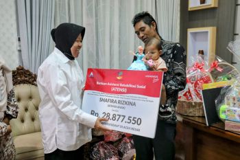 Mensos Risma serahkan bantuan atensi untuk balita bocor jantung