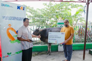 KAI Palembang serahkan 12 hewan kurban kepada warga pada Idul Adha 1444 H