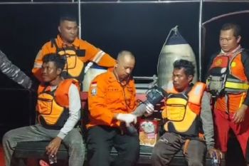 Tim SAR gabungan evakuasi dua ABK KM Farida Indah di KM Nagoya 02