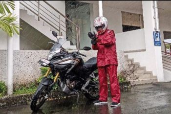 Riding aman saat hujan  honda bagi tips #cari_aman saat naik motor