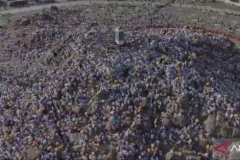 Dua  juta jamaah haji dari penjuru dunia wukuf di Padang Arafah