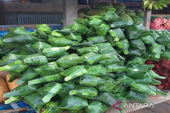 Selongsong ketupat ramai dijajakan jelang Idul Adha di Kendari