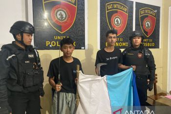 Dua pemuda anggota geng motor diciduk polisi karena bawa senjata tajam