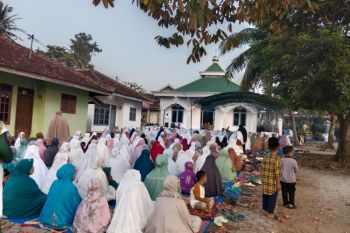 Warga Simbaringin padati masjid Baitul Mutaqin laksanakan shalat Idul Adha