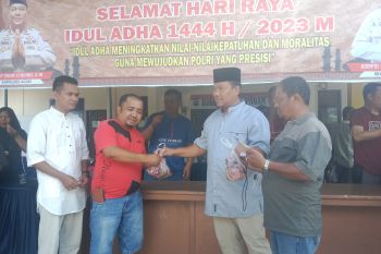 Polres Agam bagikan 450 kantong daging kurban
