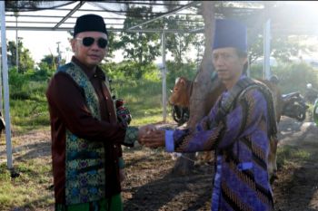 Wali Kota serahkan hewan kurban usai Shalat Id di Masjid Ats Tsumery