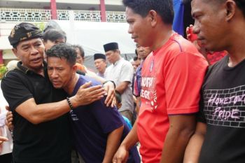 Tinjau Lokasi Kebakaran di Jembatan Bongkok, Zainal Paliwang Beri Bantuan