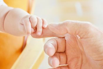 Ruam putih di kulit bayi, apa berbahaya?