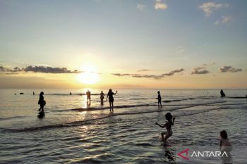 Ratusan wisatawan kunjungi Pantai Lovina saat libur panjang Idul Adha
