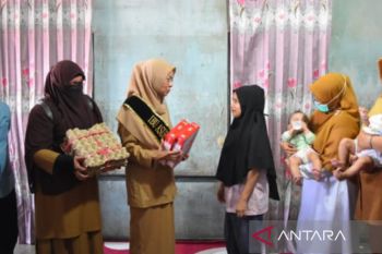 DLH Kota Solok serahkan bantuan stunting tahap kedua