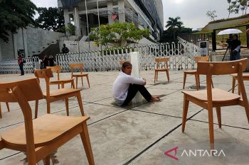 Seorang seniman tampilkan koreografi peluk balok es selama sepuluh jam