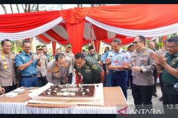 Kasdam II Sriwijaya antarkan 'kue tart ' buat Bhayangkara Polda Sumsel