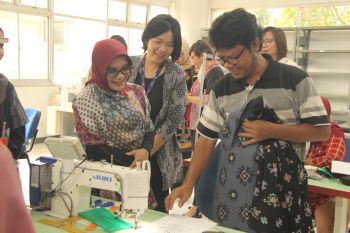 Universitas Kristen Petra gelar "Inkubasi Menjahit" bagi UMKM