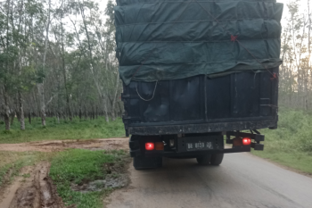 Tronton melintasi jalan Desa Sabahbalau ke Bandarlampung