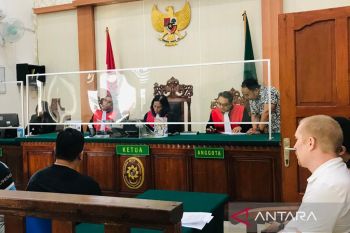 WNA Inggris yang aniaya polisi divonis 2,5 tahun penjara