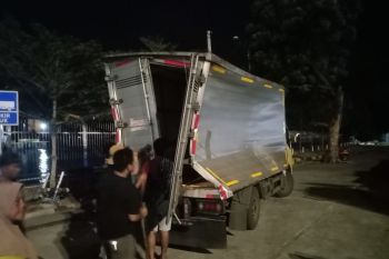 Truk bermuatan jagung terbalik dalam kapal feri Sumbawa-Lombok Timur