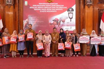 Pemkot Mojokerto memberikan bantuan perlengkapan sekolah gratis