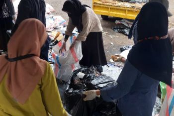 DLH Mataram melakukan pemilahan sampah kegiatan  MXGP Lombok