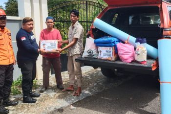 Pemprov Sulsel bantu warga yang rumahnya tertimpa pohon di Kota Parepare