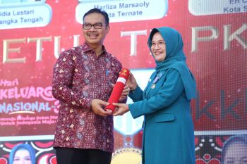 Bupati Pasaman Barat terima penghargaan Manggala Karya Kencana BKKBN