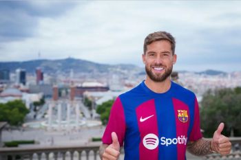 Bek Barca Inigo Martinez harus menepi empat pekan akibat cedera