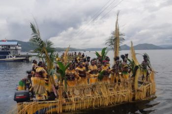 250 penari bawakan tari Isosolo di atas perahu pada Festival Danau Sentani XIII