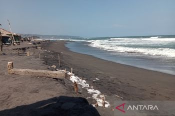 SAR mengimbau wisatawan pantai selatan Bantul waspada gelombang tinggi