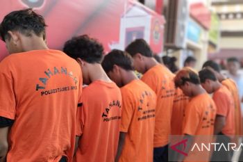 Polisi merilis 10 pelaku terduga geng motor di Makassar